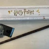 Harry Potter Bacchetta Magica Professoressa Sibilla Cooman + Piedistallo Noble Collection SCATOLA ROVINATA