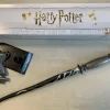 Harry Potter Bacchetta Magica Professor Horace Lumacorno + Piedistallo Noble Collection